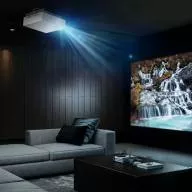 На каком расстоянии от экрана должен находиться проектор?